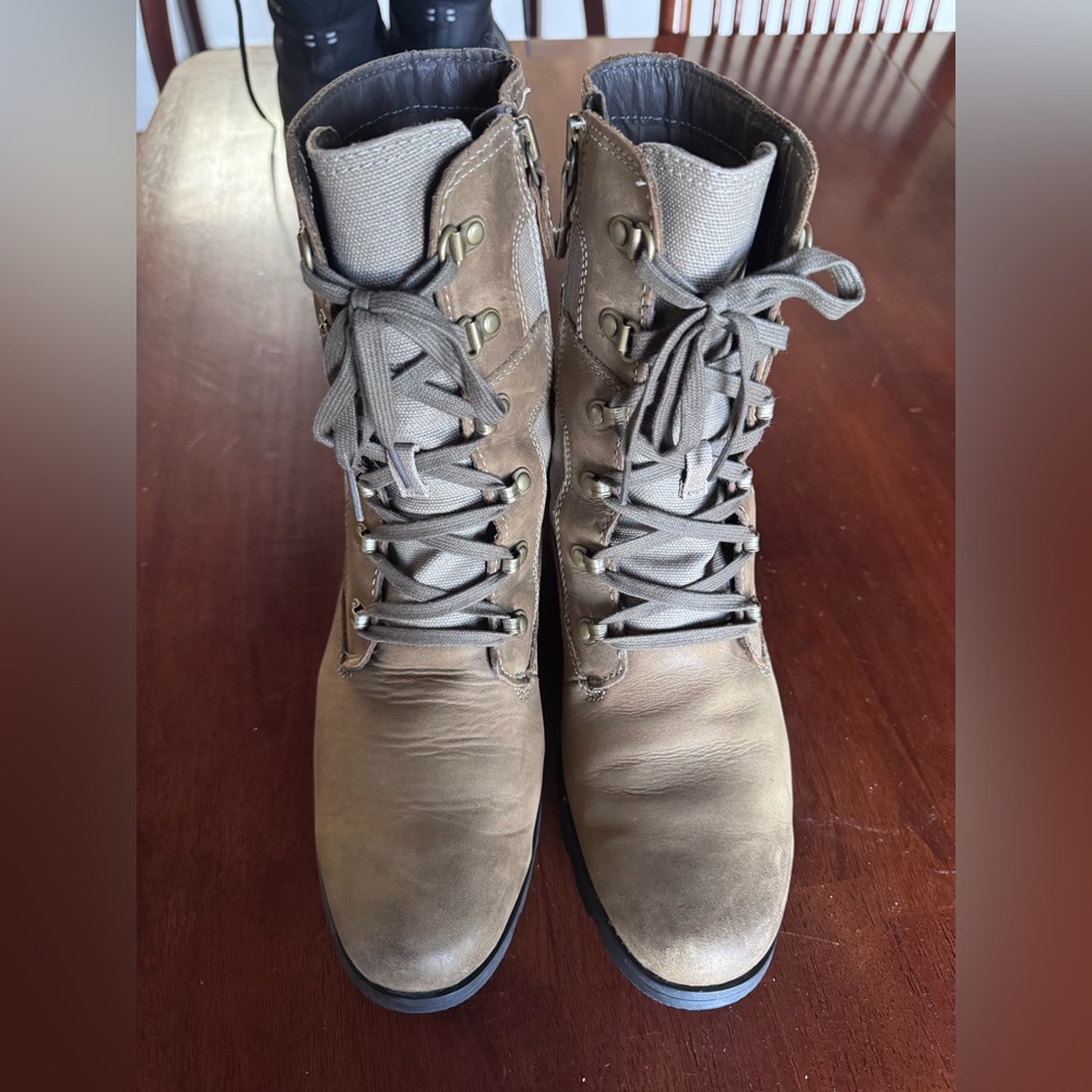 Sorel Women’s Emelie Conquest Boots